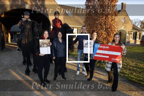 Lunteren 22 november 2021
Presentatie paarden calendar waarvan opbrengst naar het KWF gaat . Bridget Maasland en Samantha Steenwijk krijgen het eerste exemplaar . Ze kopen per paard aanrijden