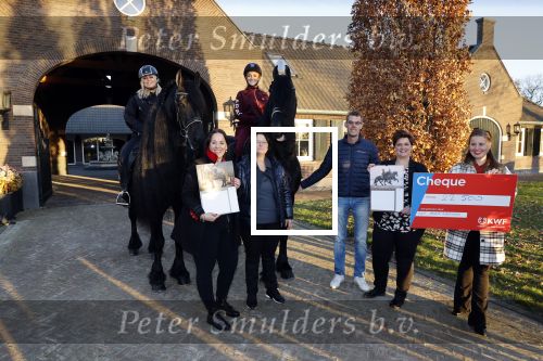 Lunteren 22 november 2021
Presentatie paarden calendar waarvan opbrengst naar het KWF gaat . Bridget Maasland en Samantha Steenwijk krijgen het eerste exemplaar . Ze kopen per paard aanrijden