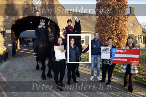 Lunteren 22 november 2021
Presentatie paarden calendar waarvan opbrengst naar het KWF gaat . Bridget Maasland en Samantha Steenwijk krijgen het eerste exemplaar . Ze kopen per paard aanrijden