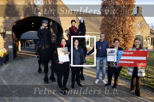 Lunteren 22 november 2021
Presentatie paarden calendar waarvan opbrengst naar het KWF gaat . Bridget Maasland en Samantha Steenwijk krijgen het eerste exemplaar . Ze kopen per paard aanrijden