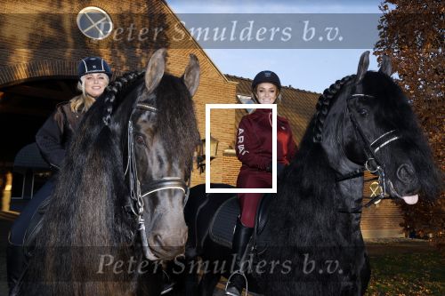 Lunteren 22 november 2021
Presentatie paarden calendar waarvan opbrengst naar het KWF gaat . Bridget Maasland en Samantha Steenwijk krijgen het eerste exemplaar . Ze kopen per paard aanrijden