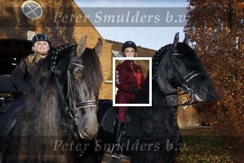 Lunteren 22 november 2021
Presentatie paarden calendar waarvan opbrengst naar het KWF gaat . Bridget Maasland en Samantha Steenwijk krijgen het eerste exemplaar . Ze kopen per paard aanrijden