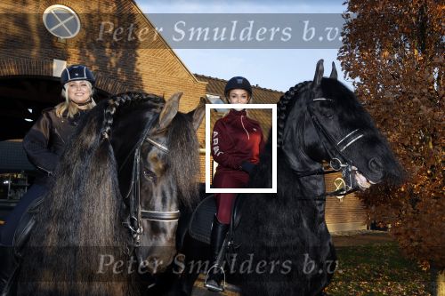 Lunteren 22 november 2021
Presentatie paarden calendar waarvan opbrengst naar het KWF gaat . Bridget Maasland en Samantha Steenwijk krijgen het eerste exemplaar . Ze kopen per paard aanrijden
