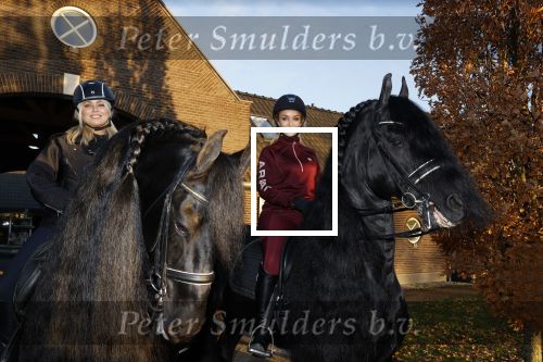 Lunteren 22 november 2021
Presentatie paarden calendar waarvan opbrengst naar het KWF gaat . Bridget Maasland en Samantha Steenwijk krijgen het eerste exemplaar . Ze kopen per paard aanrijden