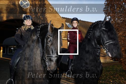 Lunteren 22 november 2021
Presentatie paarden calendar waarvan opbrengst naar het KWF gaat . Bridget Maasland en Samantha Steenwijk krijgen het eerste exemplaar . Ze kopen per paard aanrijden