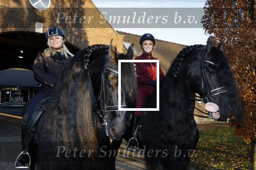 Lunteren 22 november 2021
Presentatie paarden calendar waarvan opbrengst naar het KWF gaat . Bridget Maasland en Samantha Steenwijk krijgen het eerste exemplaar . Ze kopen per paard aanrijden