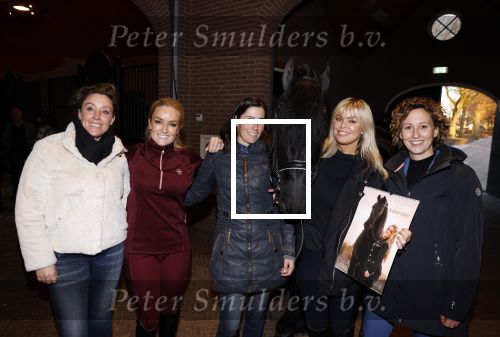 Lunteren 22 november 2021
Presentatie paarden calendar waarvan opbrengst naar het KWF gaat . Bridget Maasland en Samantha Steenwijk krijgen het eerste exemplaar . Ze kopen per paard aanrijden