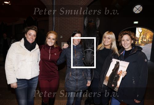 Lunteren 22 november 2021
Presentatie paarden calendar waarvan opbrengst naar het KWF gaat . Bridget Maasland en Samantha Steenwijk krijgen het eerste exemplaar . Ze kopen per paard aanrijden
