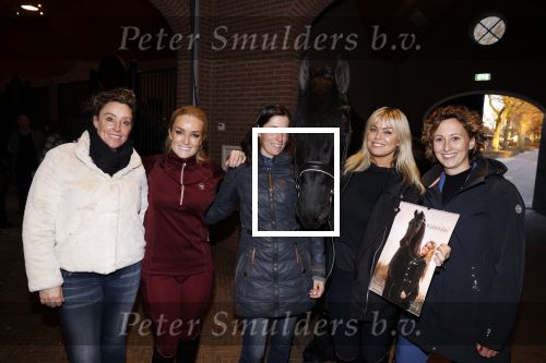 Lunteren 22 november 2021
Presentatie paarden calendar waarvan opbrengst naar het KWF gaat . Bridget Maasland en Samantha Steenwijk krijgen het eerste exemplaar . Ze kopen per paard aanrijden