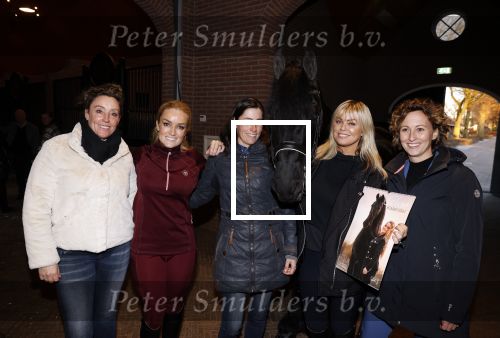 Lunteren 22 november 2021
Presentatie paarden calendar waarvan opbrengst naar het KWF gaat . Bridget Maasland en Samantha Steenwijk krijgen het eerste exemplaar . Ze kopen per paard aanrijden
