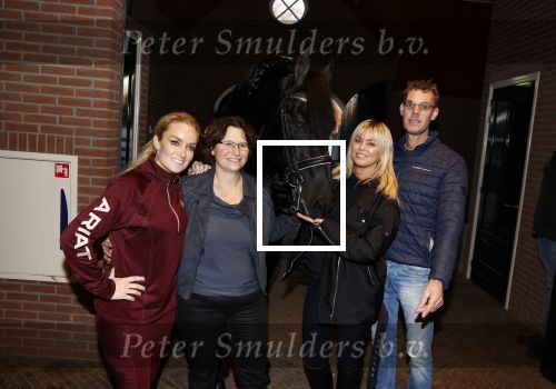 Lunteren 22 november 2021
Presentatie paarden calendar waarvan opbrengst naar het KWF gaat . Bridget Maasland en Samantha Steenwijk krijgen het eerste exemplaar . Ze kopen per paard aanrijden