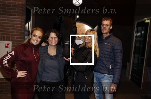 Lunteren 22 november 2021
Presentatie paarden calendar waarvan opbrengst naar het KWF gaat . Bridget Maasland en Samantha Steenwijk krijgen het eerste exemplaar . Ze kopen per paard aanrijden