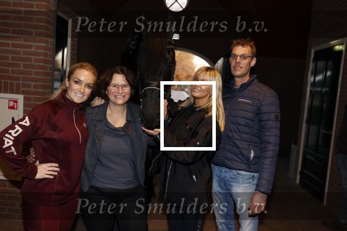 Lunteren 22 november 2021
Presentatie paarden calendar waarvan opbrengst naar het KWF gaat . Bridget Maasland en Samantha Steenwijk krijgen het eerste exemplaar . Ze kopen per paard aanrijden