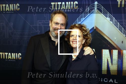 Almere 21 november 2021
Premiere van musical the Titanic in schouwburg Almere. Brigiite Kaandorp met partner