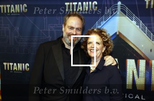 Almere 21 november 2021
Premiere van musical the Titanic in schouwburg Almere. Brigiite Kaandorp met partner