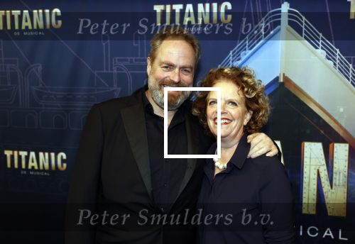 Almere 21 november 2021
Premiere van musical the Titanic in schouwburg Almere. Brigiite Kaandorp met partner