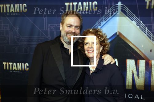 Almere 21 november 2021
Premiere van musical the Titanic in schouwburg Almere. Brigiite Kaandorp met partner