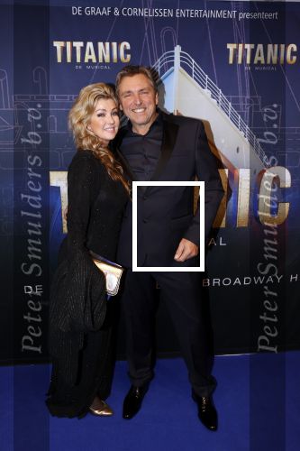 Almere 21 november 2021
Premiere van musical the Titanic in schouwburg Almere. Brigitte Nijman met vriend