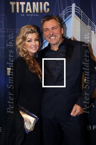 Almere 21 november 2021
Premiere van musical the Titanic in schouwburg Almere. Brigitte Nijman met vriend