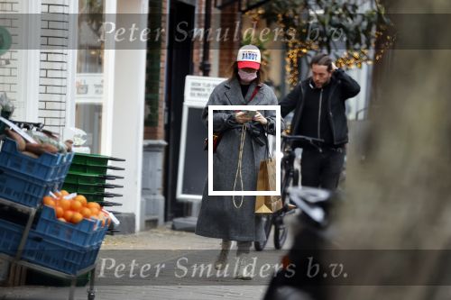 Amsterdam 24 november 2021
Carice v Houten met baseball petje op met de tekst don\'t mess with Daddy. Ze is aan het winkelen op de cornelis schuytstraat. Carice rijdt in een electrische Polestar auto