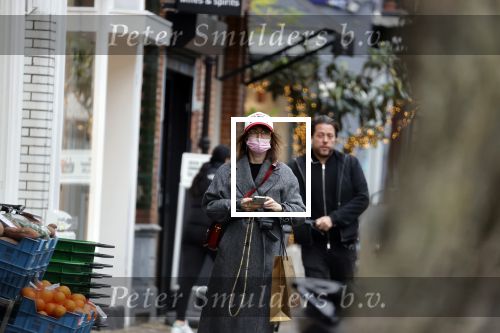 Amsterdam 24 november 2021
Carice v Houten met baseball petje op met de tekst don\'t mess with Daddy. Ze is aan het winkelen op de cornelis schuytstraat. Carice rijdt in een electrische Polestar auto
