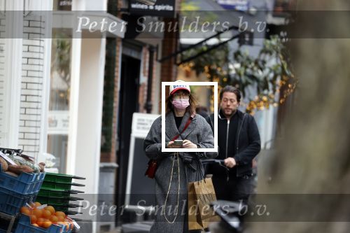 Amsterdam 24 november 2021
Carice v Houten met baseball petje op met de tekst don\'t mess with Daddy. Ze is aan het winkelen op de cornelis schuytstraat. Carice rijdt in een electrische Polestar auto