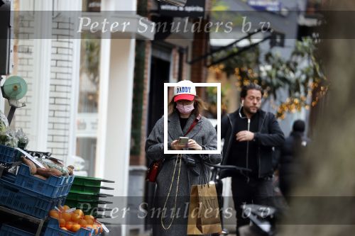 Amsterdam 24 november 2021
Carice v Houten met baseball petje op met de tekst don\'t mess with Daddy. Ze is aan het winkelen op de cornelis schuytstraat. Carice rijdt in een electrische Polestar auto