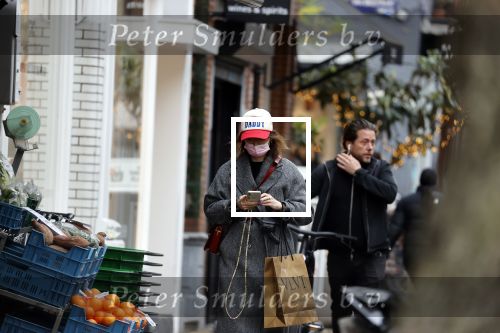 Amsterdam 24 november 2021
Carice v Houten met baseball petje op met de tekst don\'t mess with Daddy. Ze is aan het winkelen op de cornelis schuytstraat. Carice rijdt in een electrische Polestar auto