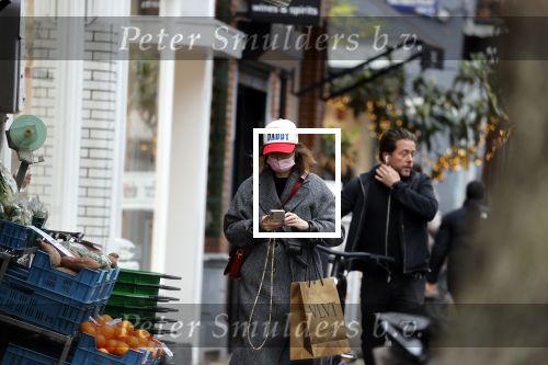 Amsterdam 24 november 2021
Carice v Houten met baseball petje op met de tekst don\'t mess with Daddy. Ze is aan het winkelen op de cornelis schuytstraat. Carice rijdt in een electrische Polestar auto