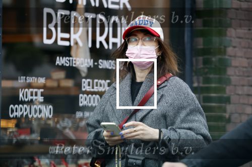 Amsterdam 24 november 2021
Carice v Houten met baseball petje op met de tekst don\'t mess with Daddy. Ze is aan het winkelen op de cornelis schuytstraat. Carice rijdt in een electrische Polestar auto