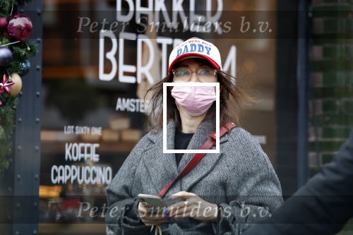 Amsterdam 24 november 2021
Carice v Houten met baseball petje op met de tekst don\'t mess with Daddy. Ze is aan het winkelen op de cornelis schuytstraat. Carice rijdt in een electrische Polestar auto