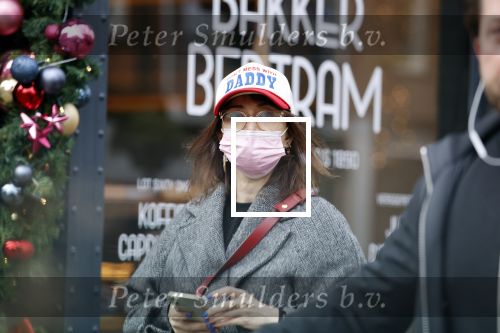 Amsterdam 24 november 2021
Carice v Houten met baseball petje op met de tekst don\'t mess with Daddy. Ze is aan het winkelen op de cornelis schuytstraat. Carice rijdt in een electrische Polestar auto