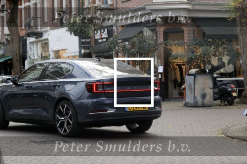 Amsterdam 24 november 2021
Carice v Houten met baseball petje op met de tekst don\'t mess with Daddy. Ze is aan het winkelen op de cornelis schuytstraat. Carice rijdt in een electrische Polestar auto