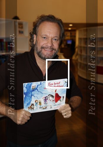 Amsterdam 17 november 2021
Presentatie sinterklaasboeken in de bibliotheek van Amsterdam . Airen Mylene presenteert het en de boeken zijn dit jaar geschreven door Waylon Carlo Boszhard en Marieke Elsinga