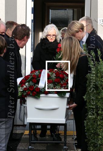Emmeloord 10 december 2021
Begrafenis Arie Ribbens .Aanwezig zijn vrouw Cea Ribbens zijn dochter met gezin en oa Bonnie St Claire en Jacques Herb met zijn vrouw . De man van Bonnie Anne Jan Jongbloed verzorgt de uitvaart.