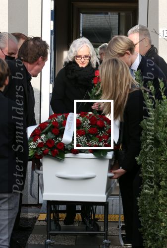 Emmeloord 10 december 2021
Begrafenis Arie Ribbens .Aanwezig zijn vrouw Cea Ribbens zijn dochter met gezin en oa Bonnie St Claire en Jacques Herb met zijn vrouw . De man van Bonnie Anne Jan Jongbloed verzorgt de uitvaart.