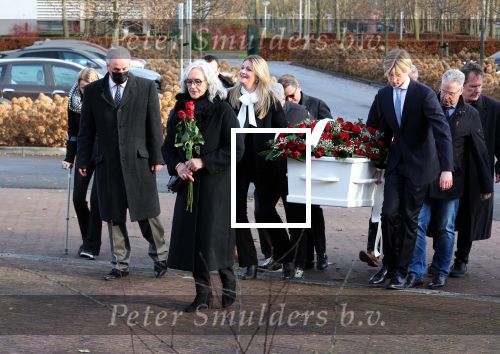 Emmeloord 10 december 2021
Begrafenis Arie Ribbens .Aanwezig zijn vrouw Cea Ribbens zijn dochter met gezin en oa Bonnie St Claire en Jacques Herb met zijn vrouw . De man van Bonnie Anne Jan Jongbloed verzorgt de uitvaart.