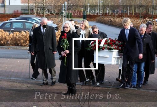 Emmeloord 10 december 2021
Begrafenis Arie Ribbens .Aanwezig zijn vrouw Cea Ribbens zijn dochter met gezin en oa Bonnie St Claire en Jacques Herb met zijn vrouw . De man van Bonnie Anne Jan Jongbloed verzorgt de uitvaart.