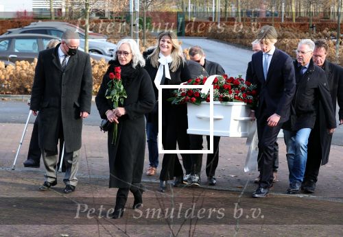 Emmeloord 10 december 2021
Begrafenis Arie Ribbens .Aanwezig zijn vrouw Cea Ribbens zijn dochter met gezin en oa Bonnie St Claire en Jacques Herb met zijn vrouw . De man van Bonnie Anne Jan Jongbloed verzorgt de uitvaart.