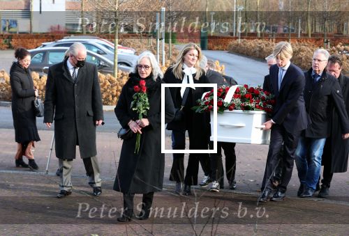 Emmeloord 10 december 2021
Begrafenis Arie Ribbens .Aanwezig zijn vrouw Cea Ribbens zijn dochter met gezin en oa Bonnie St Claire en Jacques Herb met zijn vrouw . De man van Bonnie Anne Jan Jongbloed verzorgt de uitvaart.