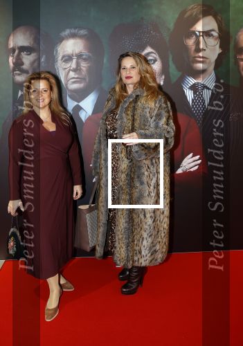 Amsterdam 23 november 2021
Premiere House of Gucci in pathe arena.
Claudia Schoemacher met een kennis