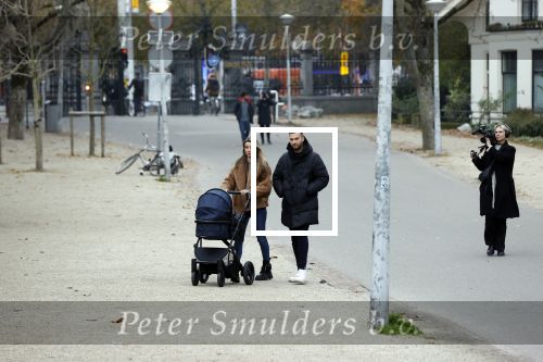 Amsterdam 16 november 2021
Dave Roelvink en zijn vriendin Jazzlyn  voor het eerst buiten met hun zoontje Dean . Ze wandelen  in het vondelpark.