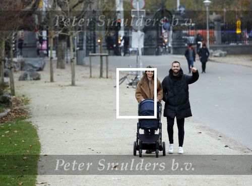 Amsterdam 16 november 2021
Dave Roelvink en zijn vriendin Jazzlyn  voor het eerst buiten met hun zoontje Dean . Ze wandelen  in het vondelpark.