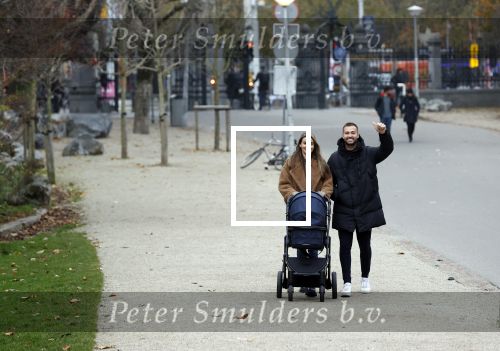 Amsterdam 16 november 2021
Dave Roelvink en zijn vriendin Jazzlyn  voor het eerst buiten met hun zoontje Dean . Ze wandelen  in het vondelpark.