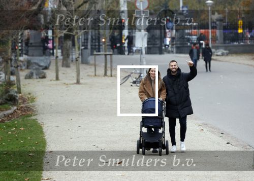 Amsterdam 16 november 2021
Dave Roelvink en zijn vriendin Jazzlyn  voor het eerst buiten met hun zoontje Dean . Ze wandelen  in het vondelpark.