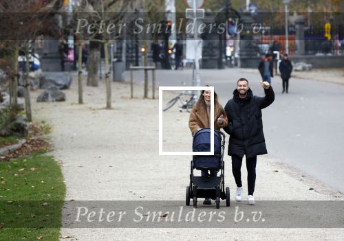 Amsterdam 16 november 2021
Dave Roelvink en zijn vriendin Jazzlyn  voor het eerst buiten met hun zoontje Dean . Ze wandelen  in het vondelpark.