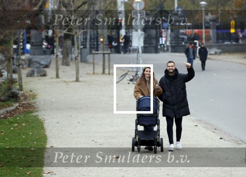 Amsterdam 16 november 2021
Dave Roelvink en zijn vriendin Jazzlyn  voor het eerst buiten met hun zoontje Dean . Ze wandelen  in het vondelpark.