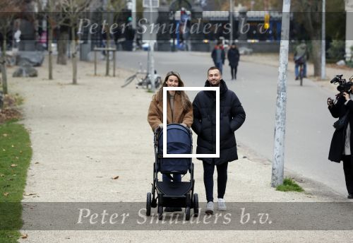 Amsterdam 16 november 2021
Dave Roelvink en zijn vriendin Jazzlyn  voor het eerst buiten met hun zoontje Dean . Ze wandelen  in het vondelpark.