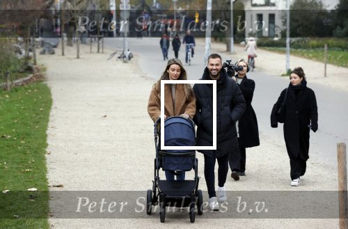 Amsterdam 16 november 2021
Dave Roelvink en zijn vriendin Jazzlyn  voor het eerst buiten met hun zoontje Dean . Ze wandelen  in het vondelpark.