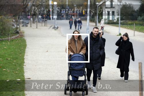 Amsterdam 16 november 2021
Dave Roelvink en zijn vriendin Jazzlyn  voor het eerst buiten met hun zoontje Dean . Ze wandelen  in het vondelpark.